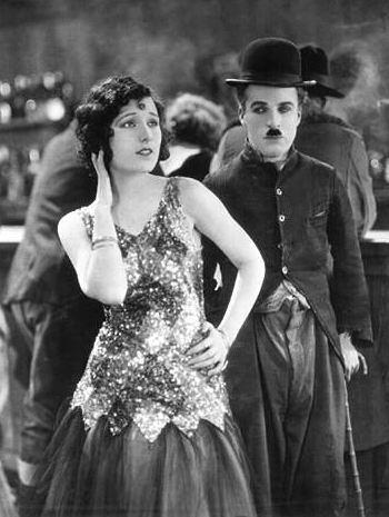 La febbre dell'oro (1925) è uno dei più celebri film di Charlie Chaplin, che qui vediamo accanto a Georgia Hale nel ruolo di Charlot, l'eterno vagabondo, squattrinato anche nell'Alaska dei cercatori d'oro.