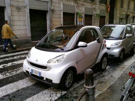 Una passeggiata durante Santo Stefano al centro di Roma. Praticamente un continuo slalom tra le lamiere in divieto di sosta