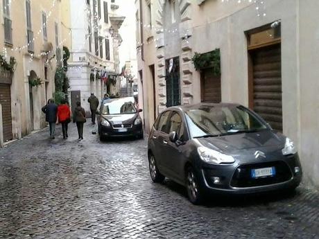 Una passeggiata durante Santo Stefano al centro di Roma. Praticamente un continuo slalom tra le lamiere in divieto di sosta