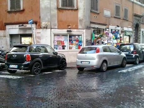 Una passeggiata durante Santo Stefano al centro di Roma. Praticamente un continuo slalom tra le lamiere in divieto di sosta