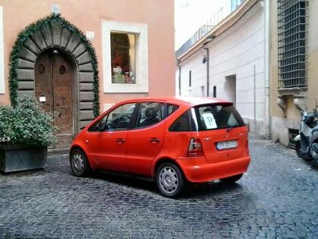 Una passeggiata durante Santo Stefano al centro di Roma. Praticamente un continuo slalom tra le lamiere in divieto di sosta