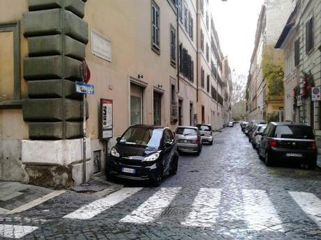 Una passeggiata durante Santo Stefano al centro di Roma. Praticamente un continuo slalom tra le lamiere in divieto di sosta