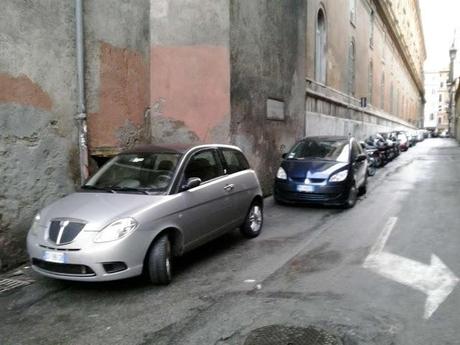 Una passeggiata durante Santo Stefano al centro di Roma. Praticamente un continuo slalom tra le lamiere in divieto di sosta