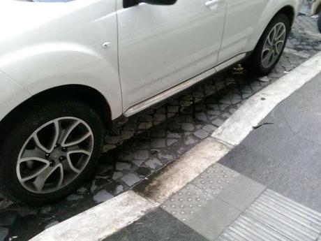 Una passeggiata durante Santo Stefano al centro di Roma. Praticamente un continuo slalom tra le lamiere in divieto di sosta