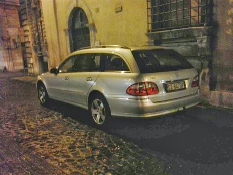 Una passeggiata durante Santo Stefano al centro di Roma. Praticamente un continuo slalom tra le lamiere in divieto di sosta