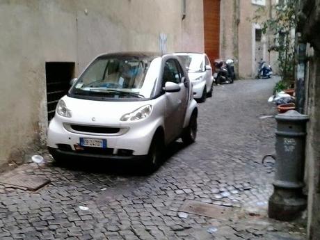 Una passeggiata durante Santo Stefano al centro di Roma. Praticamente un continuo slalom tra le lamiere in divieto di sosta