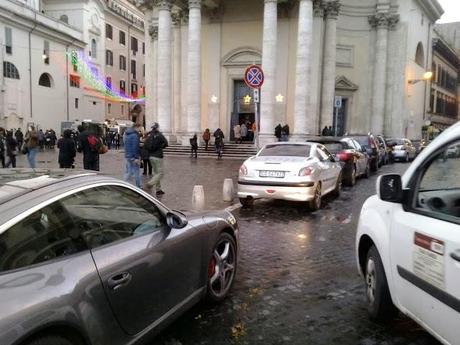 Una passeggiata durante Santo Stefano al centro di Roma. Praticamente un continuo slalom tra le lamiere in divieto di sosta