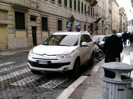 Una passeggiata durante Santo Stefano al centro di Roma. Praticamente un continuo slalom tra le lamiere in divieto di sosta