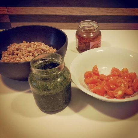 Insalata di farro con pesto e pomodorini