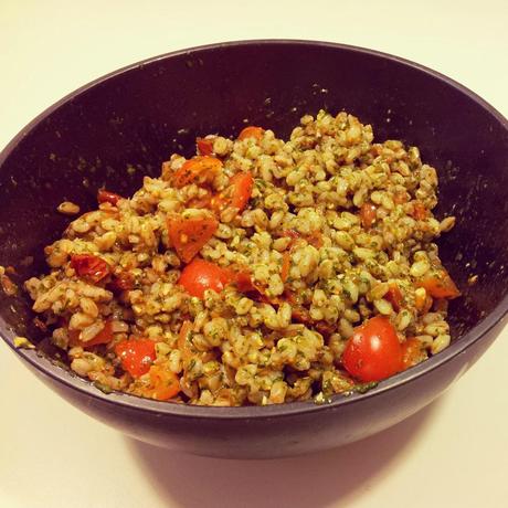 Insalata di farro con pesto e pomodorini