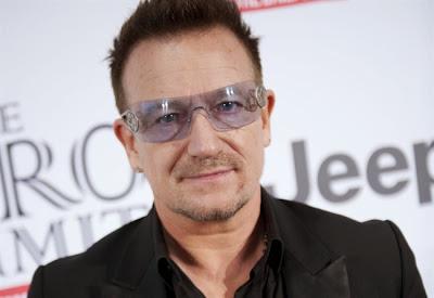 (Video) Bono Vox si esibisce per le strade di Dublino e canta i classici di Natale