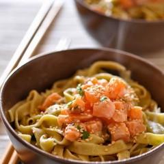 tagliatelle-al-matcha-con-tartare-di-salmone