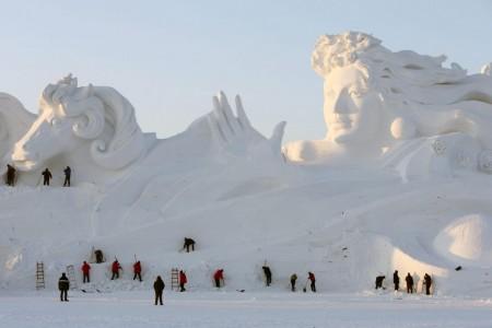 Statue di neve - Donna e cavallo