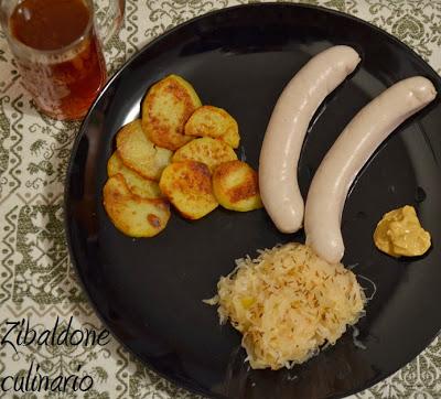 Weißwurst mit Sauerkraut, kartoffeln und senf - Wurstel con vitello, accompagnati da crauti, patate e senape