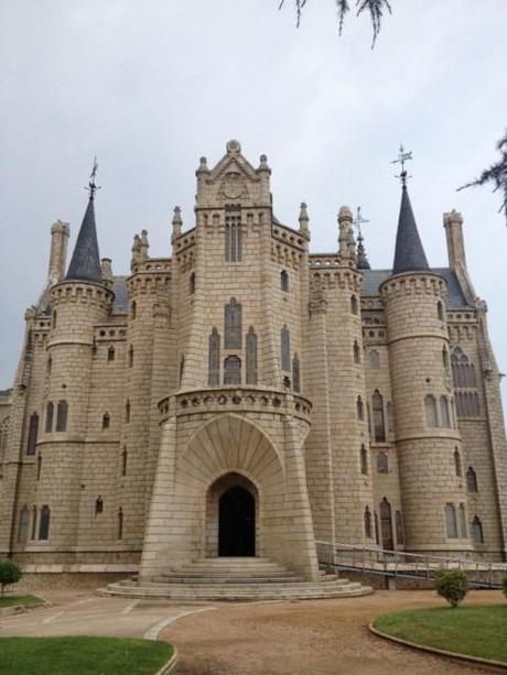 L'inconfondibile stile di Gaudi nel palazzo di Astorga