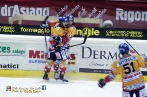 Hockey su ghiaccio, Elite A: un Asiago stellare travolge il Cortina in uno Stadio Odegar gremito. (by Vito De Romeo – https://www.facebook.com/WebHockeyBarItalia )