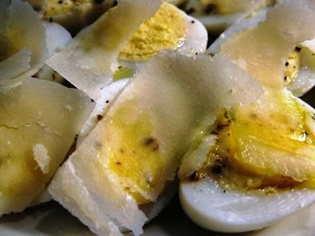 Antipasti per il Cenonone: 3° puntata ..ovvero: Le Uova di Quaglia con vinegrette e petali di parmigiano