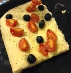 Focaccia mediterranea pomodorini e olive