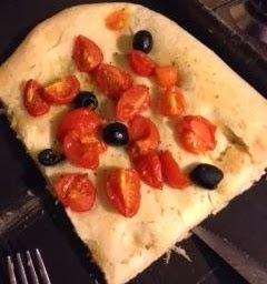 Focaccia mediterranea pomodorini e olive