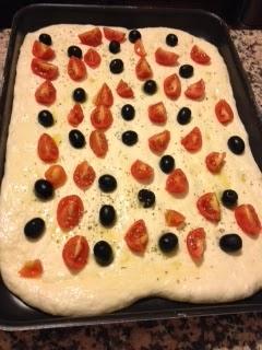 Focaccia mediterranea pomodorini e olive