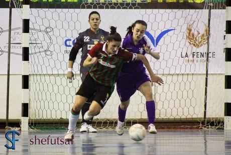 Contrasto Amparo-Ulloa in Ternana-Isolotto, preliminare di Coppa Italia calcio a 5 femminile