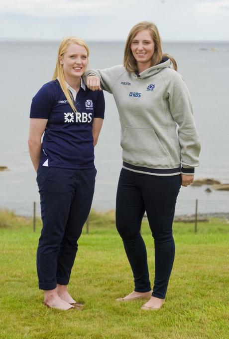 1 agosto 2013: Megan Gaffney e Jade Konkell (nuovo capitano in pectore della Scozia femminile) presentano la nuova divisa dedicata alla squadra femminile (Photo courtesy: SRU)
