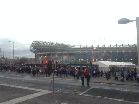 23.11.'13, in attesa di Scozia-Australia i tifosi aspettano in fila ai fornelli dell'ingresso sud del Murrayfield