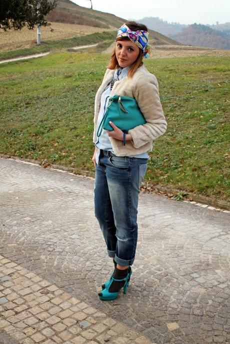 Outfit: un foulard coloratissimo portato come fascia