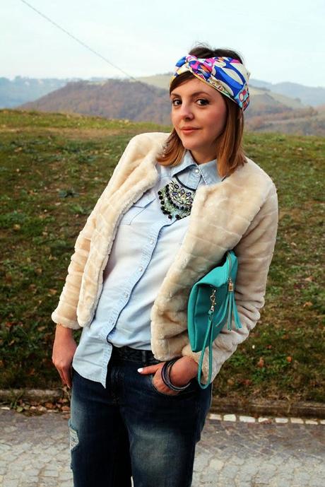 Outfit: un foulard coloratissimo portato come fascia