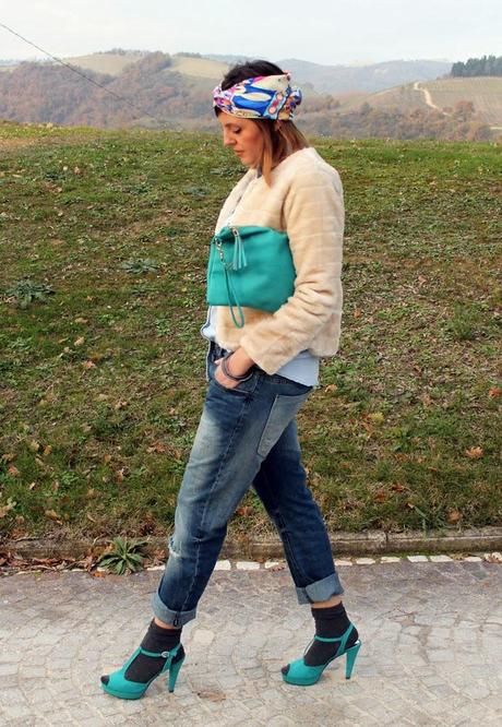 Outfit: un foulard coloratissimo portato come fascia