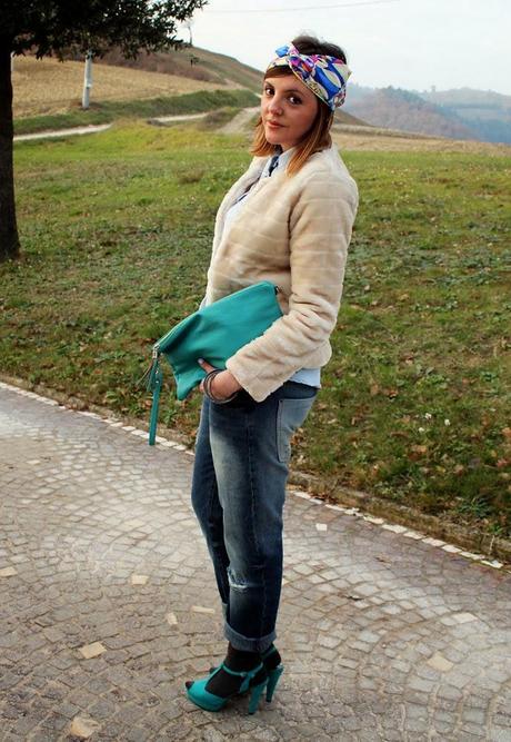 Outfit: un foulard coloratissimo portato come fascia