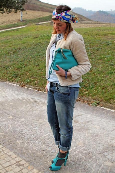 Outfit: un foulard coloratissimo portato come fascia