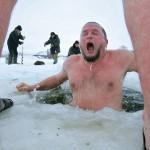 Un uomo esce dal lago Baikal dopo essersi immerso per festeggiare il Capodanno