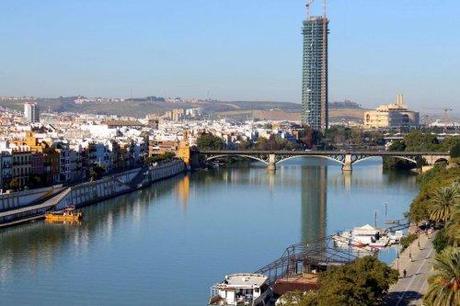 La torre Pelli, ovvero, come rovinare lo skyline di Siviglia, lungo il Guadalquivir