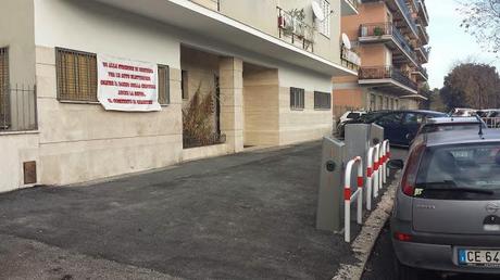 Arrivano le colonnine per la ricarica dei veicoli elettrici, ma all'Ardeatino il Comitato protesta a causa di due preziosissssimi posti auto perduti