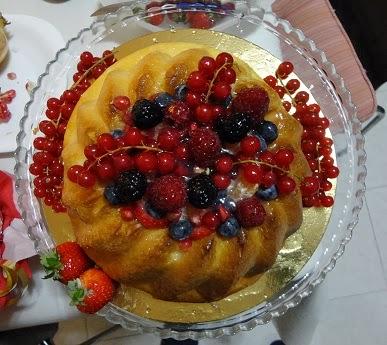 Savarin all'Amaretto con crema tiramisù e frutta fresca