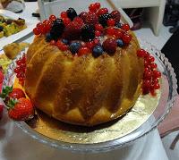 Savarin all'Amaretto con crema tiramisù e frutta fresca