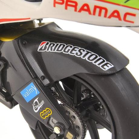 Ducati Desmosedici R.De Puniet Qatar 2011 - Exclusive Danhausen L.E. 504 pcs. by Minichamps