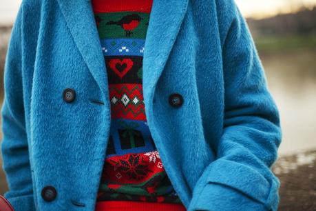 smilingischic, fashion blog, Sandra Bacci,goodbye melancholy, outfit, Firenze, Lungarni, outfit colorato per le feste, dettagli. maglione natalizio, blue coat, Smilingischic-1007