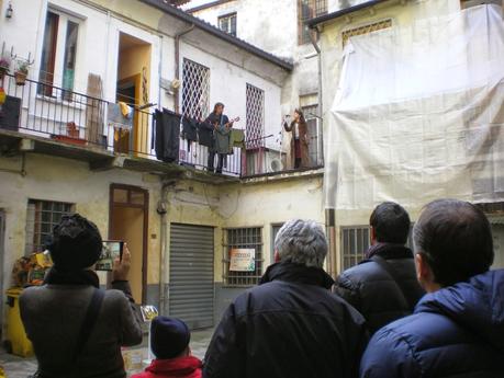 Sbarcare il lunario esibendosi da un balcone