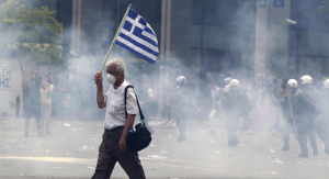 Una manifestazione con scontri in Grecia (ciaobalcani.com)