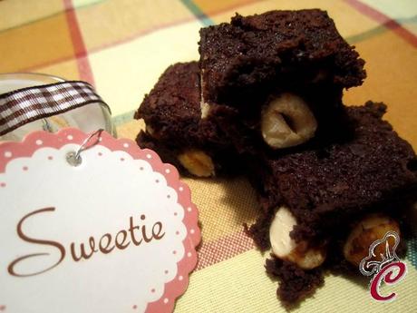 Quadrotti fondenti alle nocciole: l'idea di un torrone, il sapore di un brownie e tanti ossequi alla creatività