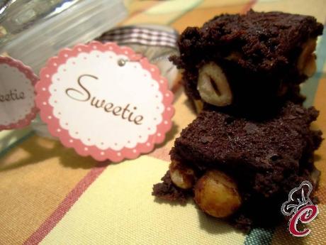 Quadrotti fondenti alle nocciole: l'idea di un torrone, il sapore di un brownie e tanti ossequi alla creatività