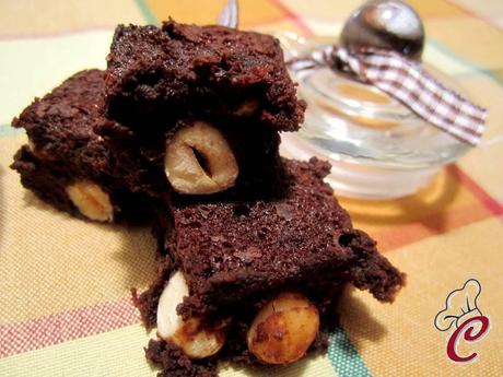 Quadrotti fondenti alle nocciole: l'idea di un torrone, il sapore di un brownie e tanti ossequi alla creatività