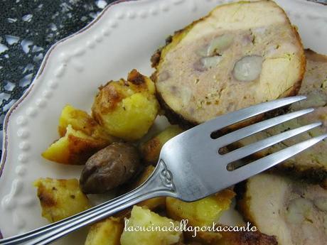 Cappone ripieno di mele, castagne e salsiccia