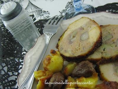 Cappone ripieno di mele, castagne e salsiccia