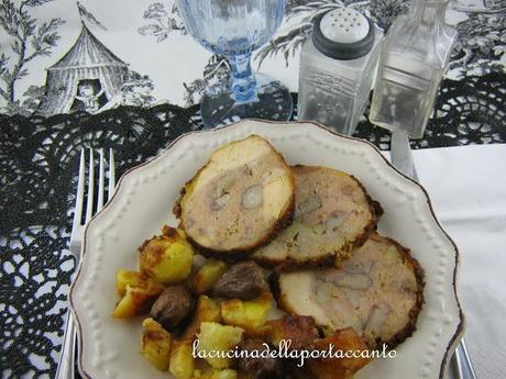 Cappone ripieno di mele, castagne e salsiccia