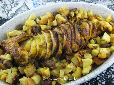 Cappone ripieno di mele, castagne e salsiccia