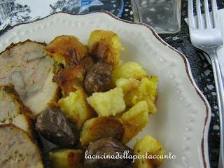 Cappone ripieno di mele, castagne e salsiccia