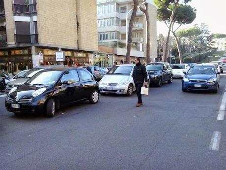 Il piacere dello shopping prenatalizio all'Eur. E poi dice perché vanno tutti al centro commerciale o scappano a fare compere all'estero invece che in questo inferno di lamiere